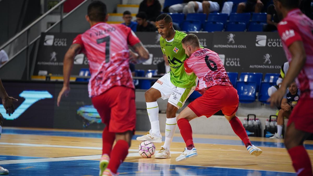 Jugadores de ElPozo tratando de recuperar el balón en una acción defensiva