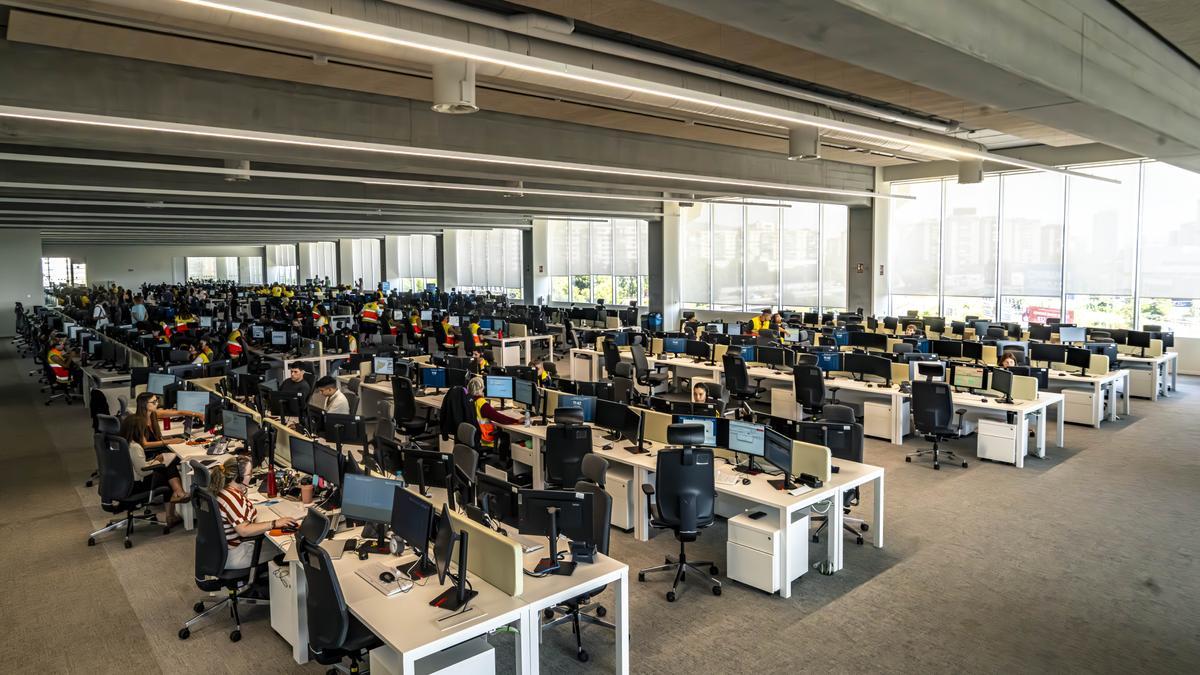 Trabajadores en una gran oficina.