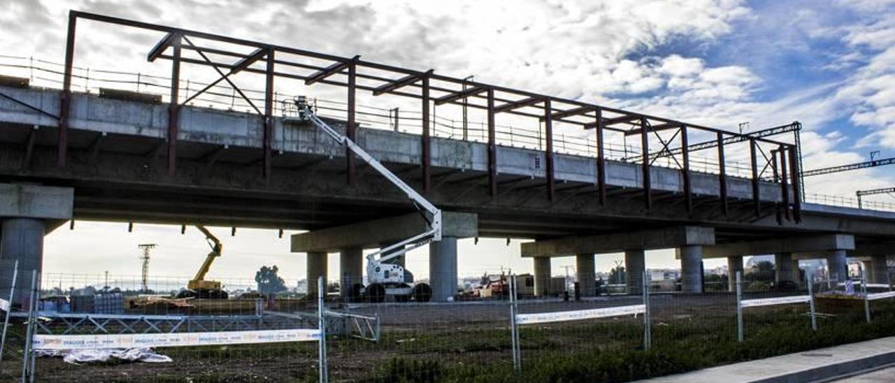 El AVE avanza de espaldas a Callosa