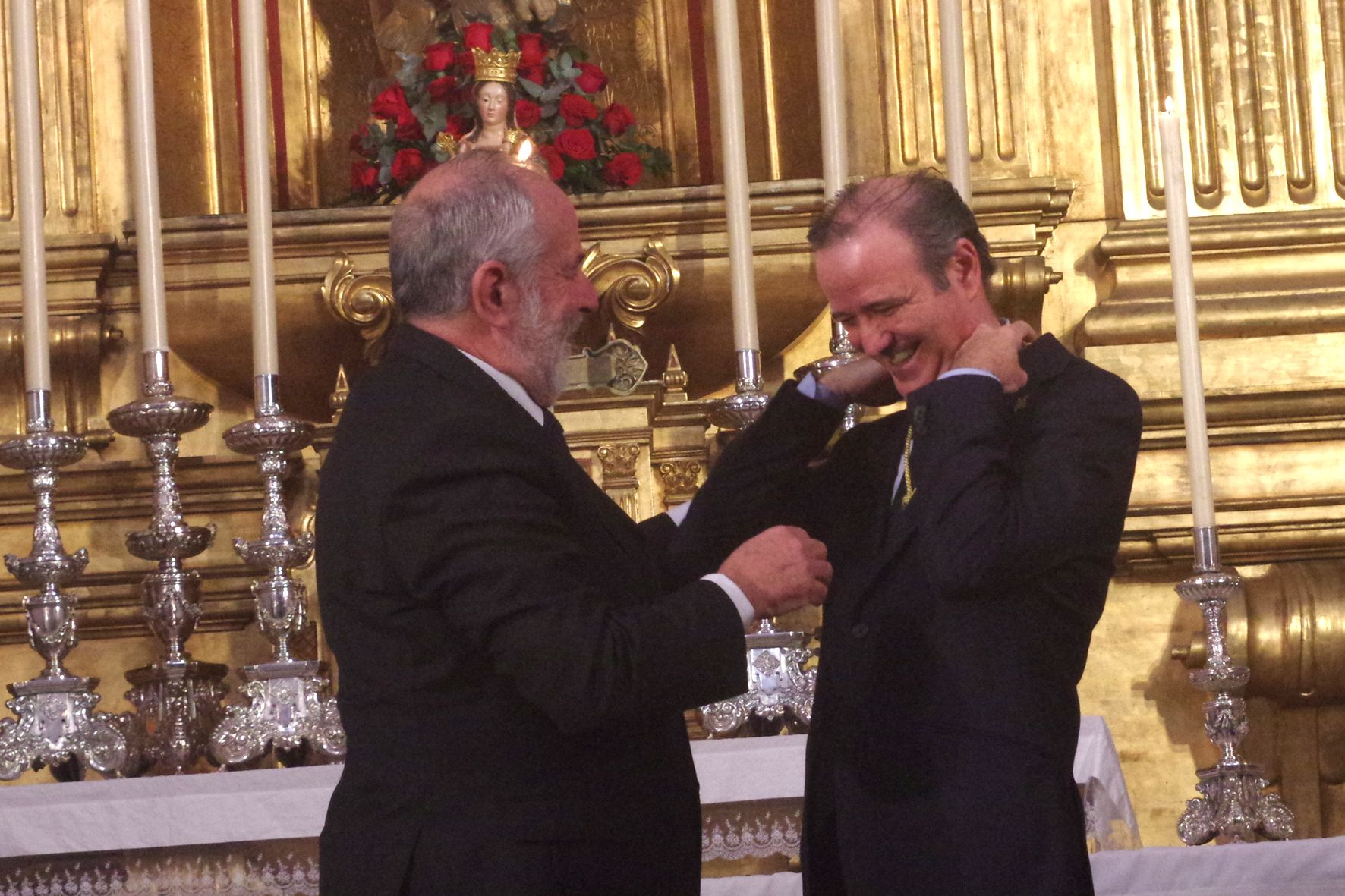 Pablo Atencia recibe la medalla de oro de la Agrupación de Cofradías de Málaga