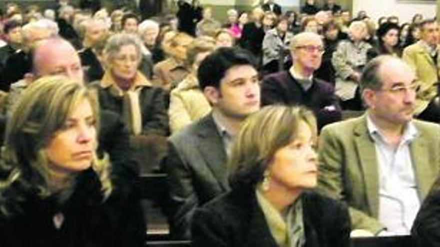 El público asistente ayer al pregón de la Semana Santa de Candás, en la iglesia parroquial de San Félix.