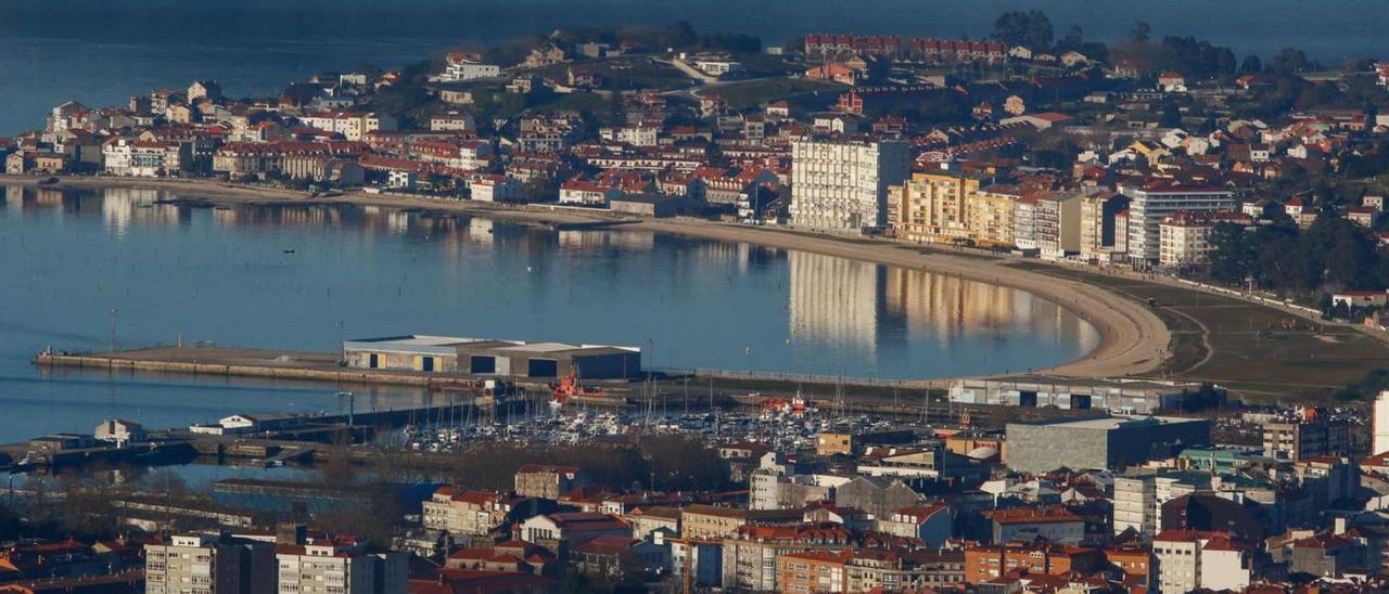 El muelle de O Ramal y la playa de A Concha-Compostela, vistos desde Lobeira.