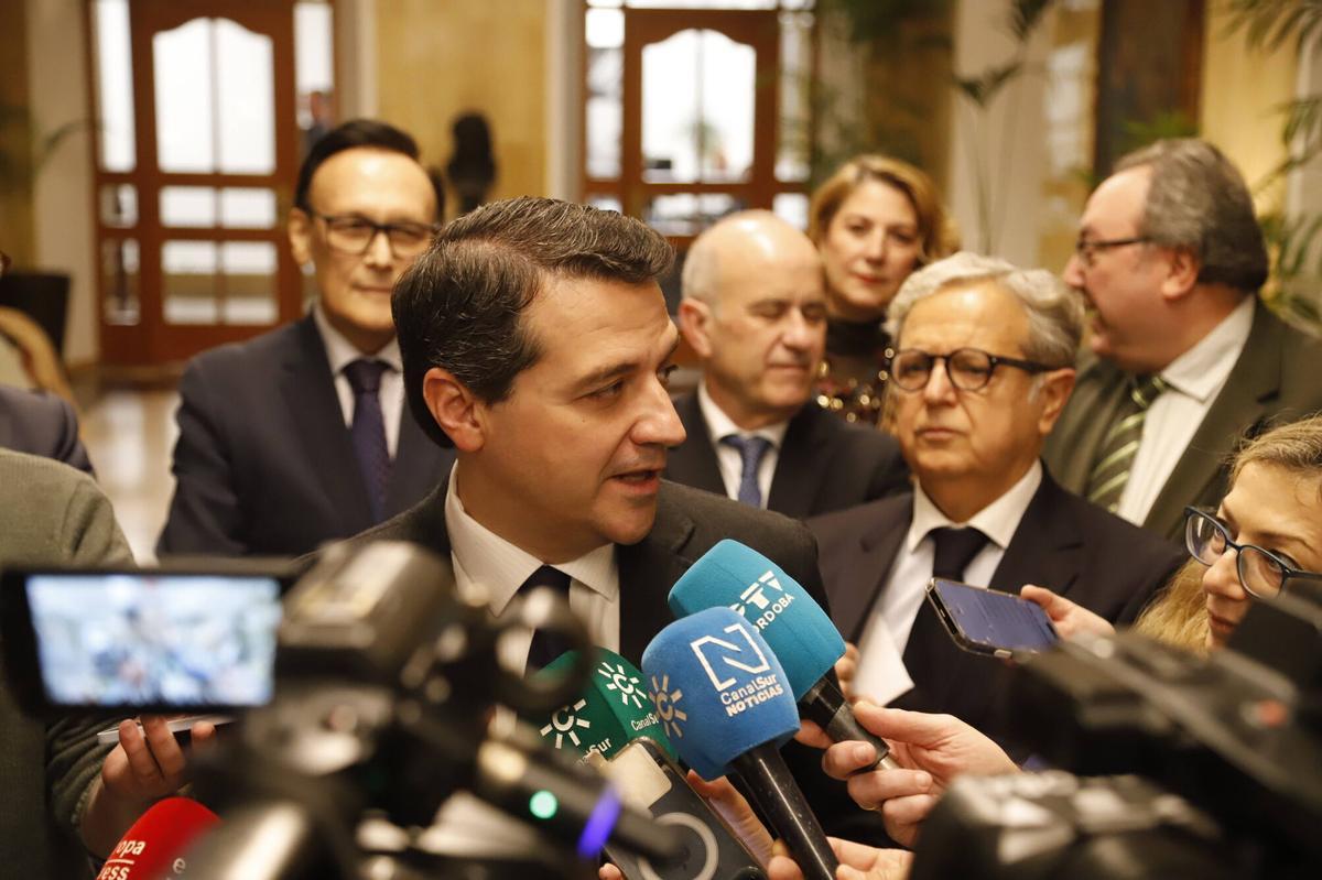 A.J.González Córdoba José María Bellido, junto al presidente de la Junta Rectora del Consorcio Universitario del Centro Asociado a la UNED en Córdoba, Salvador Fuentes, el Rector Magnífico de la UNED, Ricardo Mairal, y el consejero de Universidades de la Junta de Andalucía, José Carlos Gómez Villamandos, informan sobre el convenio de cesión del Ayuntamiento a la UNED