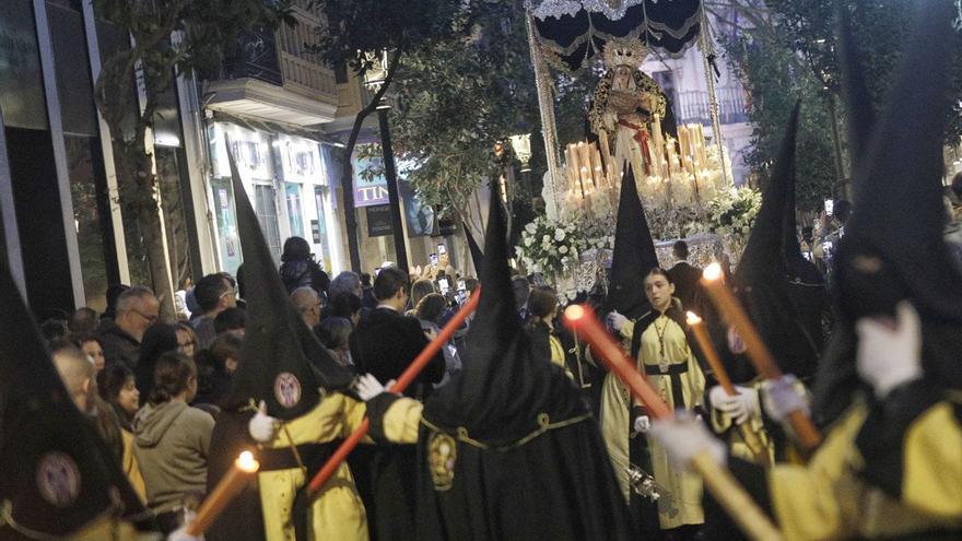 Más de 3.000 cofrades cierran la Semana Santa con la procesión del Sant Enterrament