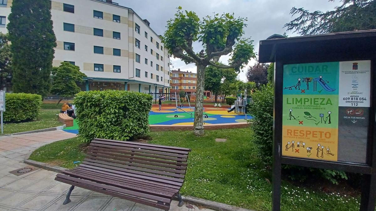 Parque de Lugo de Llanera donde hay instalada cartelería con pictogramas, que se ven a la derecha de la imagen.