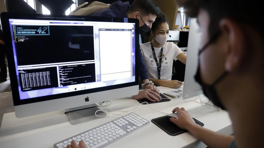 Varios estudiantes en un momento de las clases de campus de programación 42 Málaga, en una imagen de archivo.