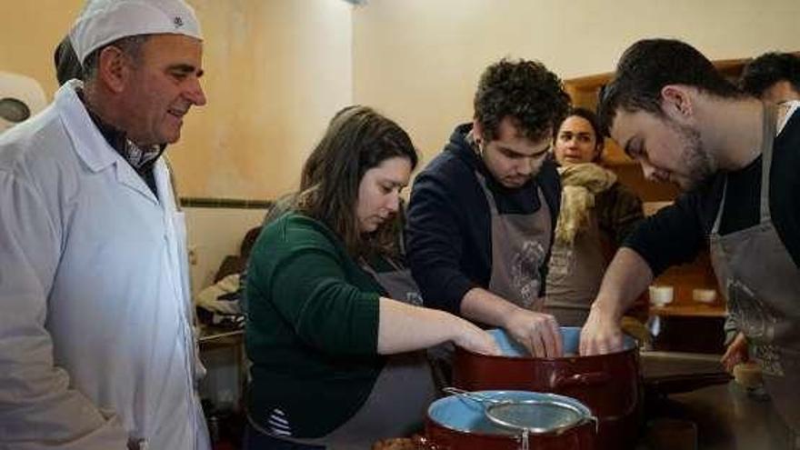 Alumnos coruñeses aprenden a elaborar quesos artesanales en Lugo