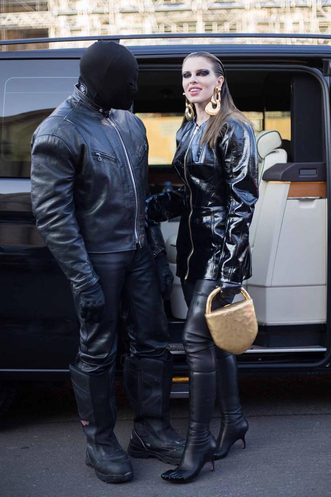 Kanye West y Julia Fox, con looks tipo 'Matrix' a su llegada a la Semana de la Moda de París