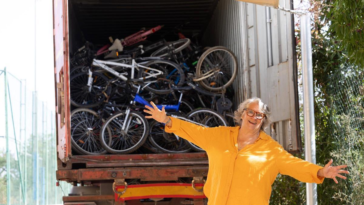 Alba Pau junto al contenedor con las 250 bicicletas donadas.