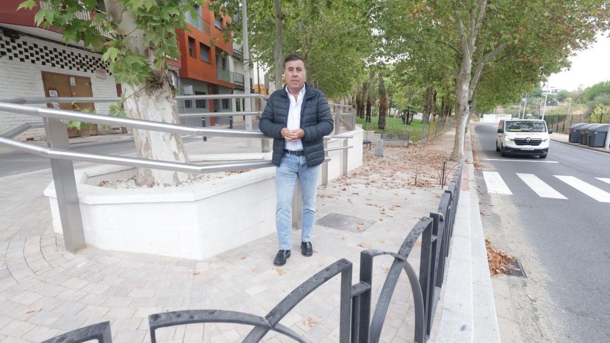 El delegado de Infraestructuras, Miguel Ruiz Madruga, en la zona verde de Madres Escolapias.