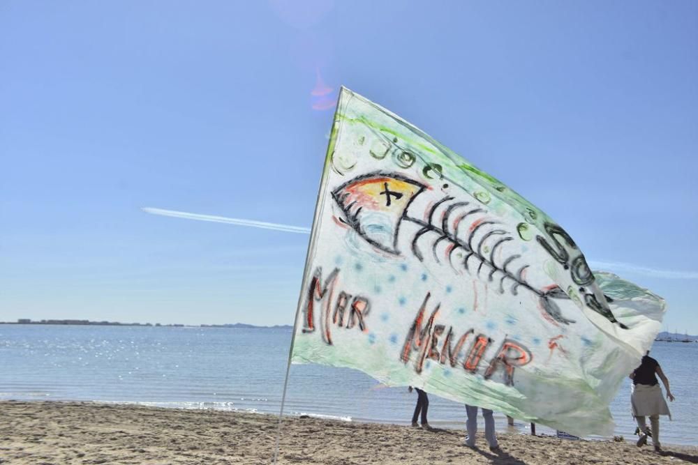 Centenares de personas se concentran en Villananitos para alertar del mal estado del Mar Menor