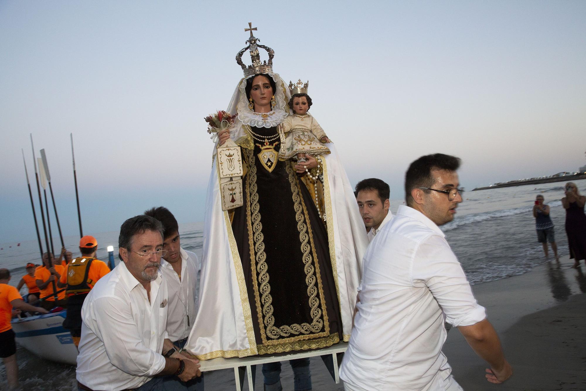 La Virgen del Carmen desembarca en la playa del Postiguet de Alicante