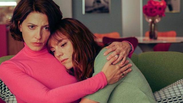 Bárbara Lennie y Vicky Luengo en una escena de la película «Amarga Navidad», de Pedro Almodóvar.