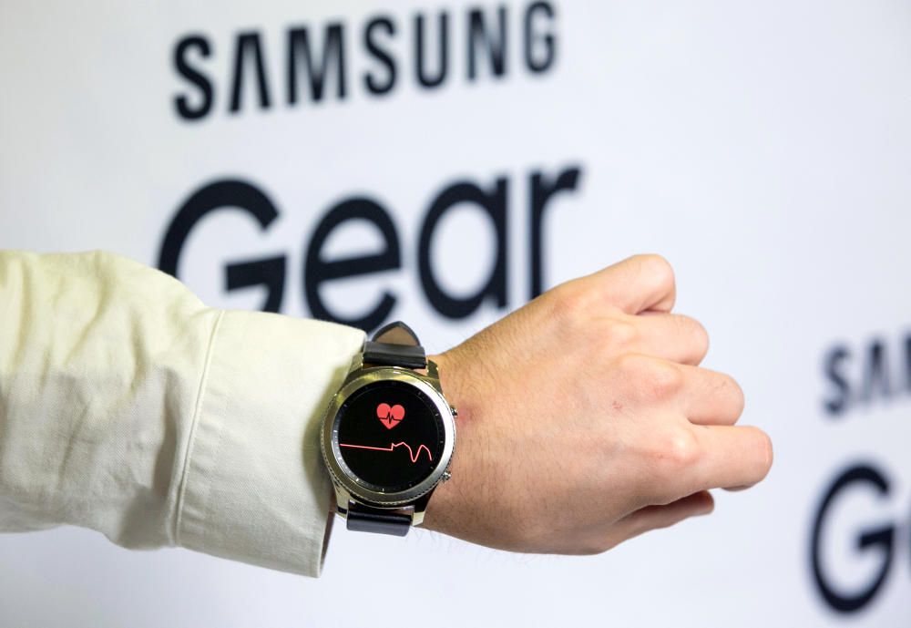 La tecnológica coreana Samsung presentó hoy en Berlín su nuevo reloj inteligente, el Gear S3, circular y en acero.