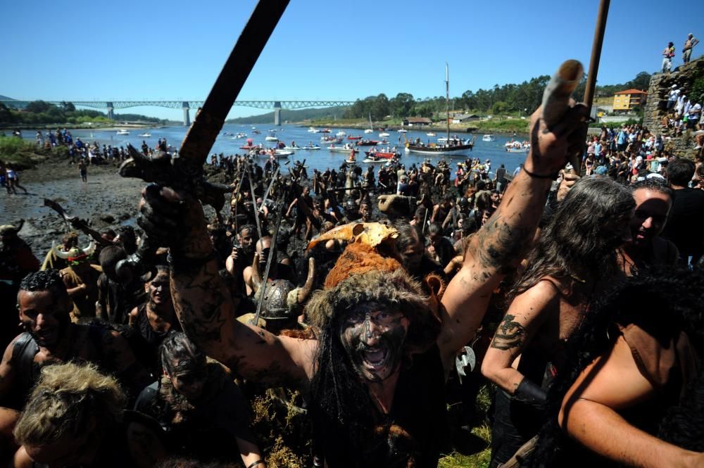 La recreación del desembarco se convierte en el acto central de la Romaría Vikinga