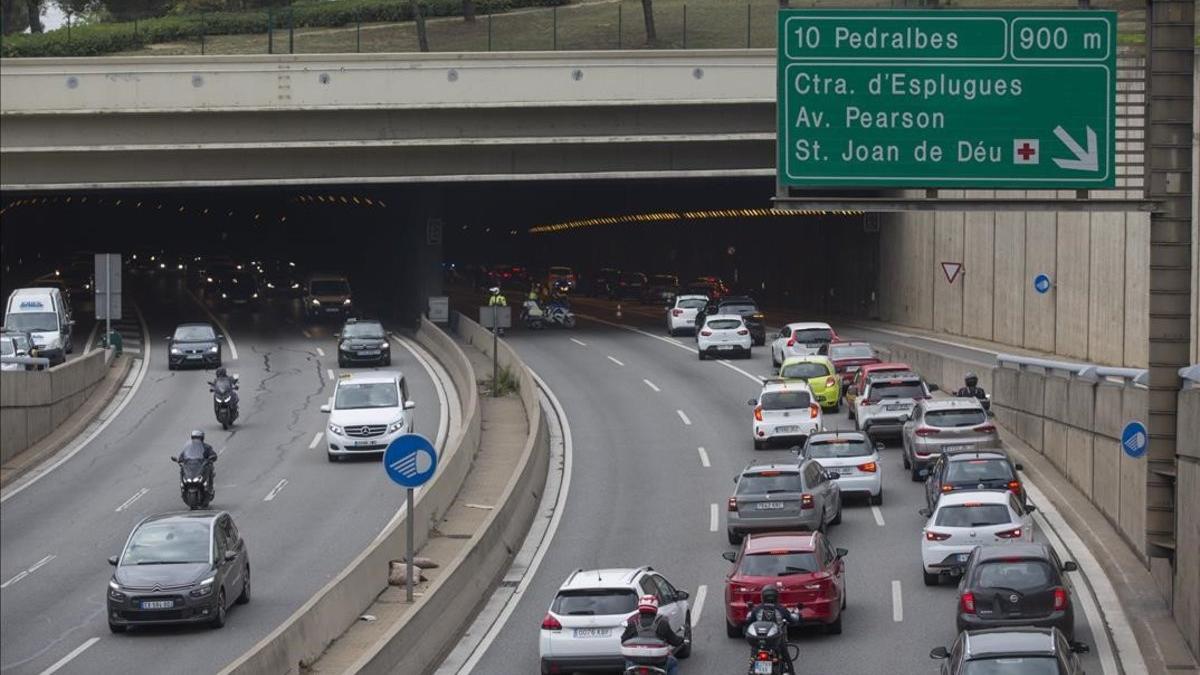 Retenciones en el túnel de la Oreneta (B-20) por un incendio en abril de 2019.