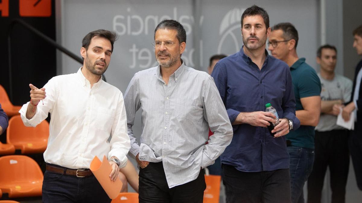 Pedro Martínez, a su llegada a L'Alqueria con Enric Carbonell y Luis Arbalejo