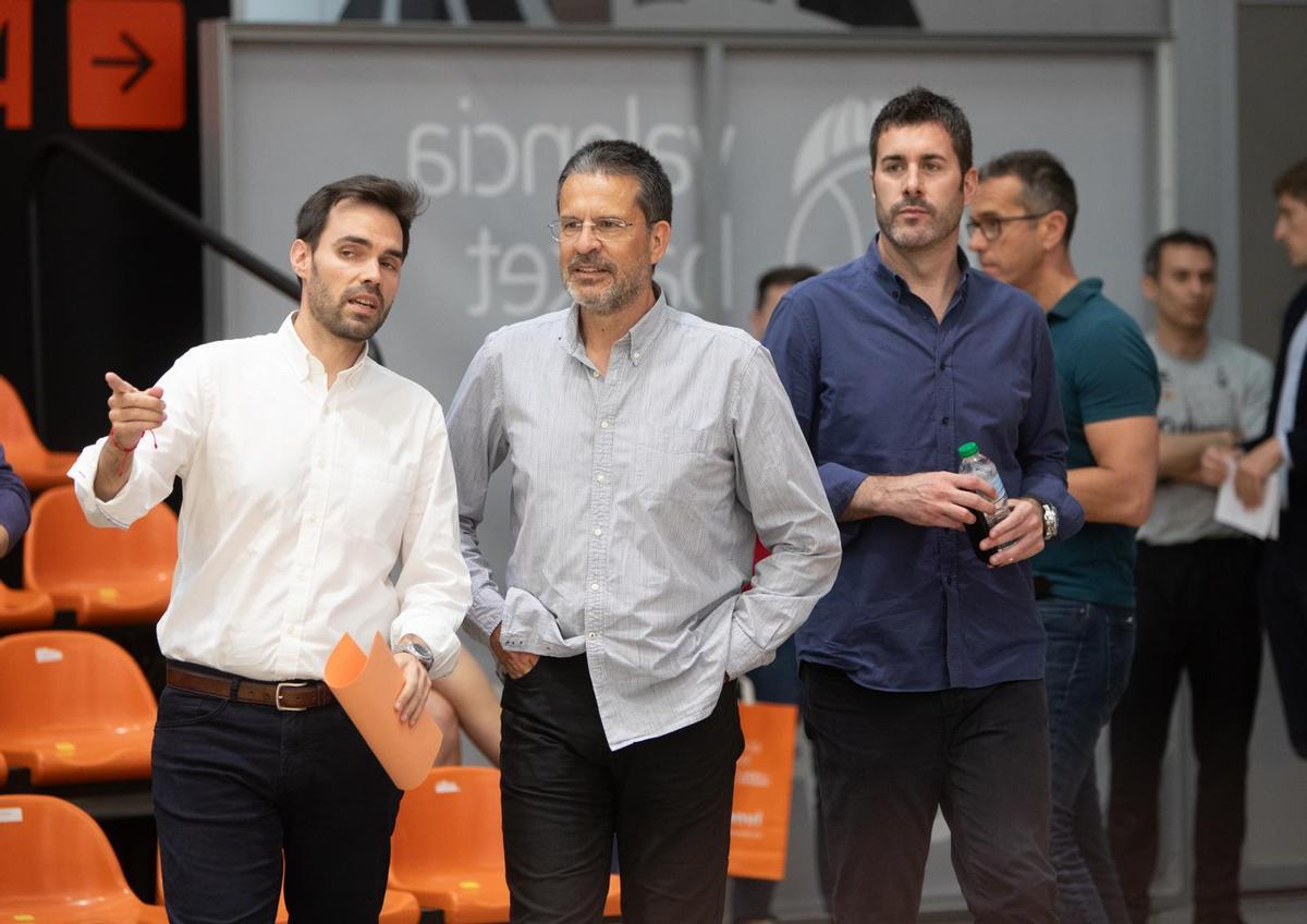 Pedro Martínez, a su llegada a L'Alqueria con Enric Carbonell y Luis Arbalejo