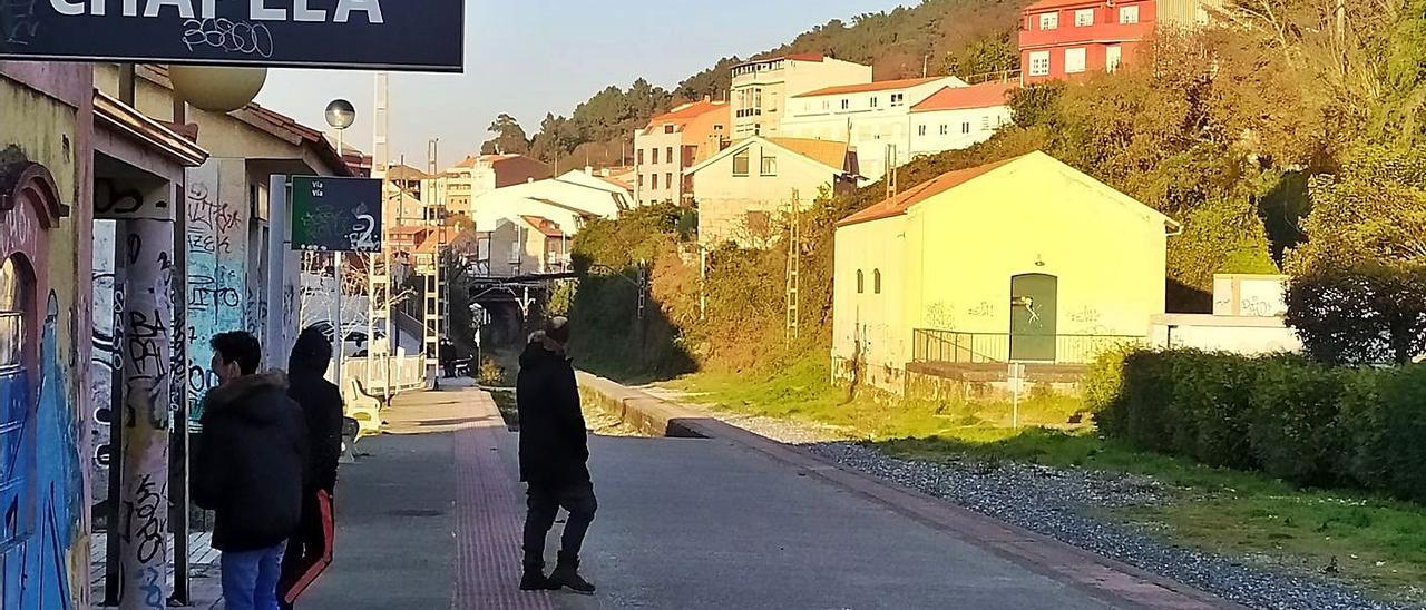 Antiguas vías del ferrocarril junto a la estación de Chapela, y al fondo, el espacio para el “skatepark”.   // FDV