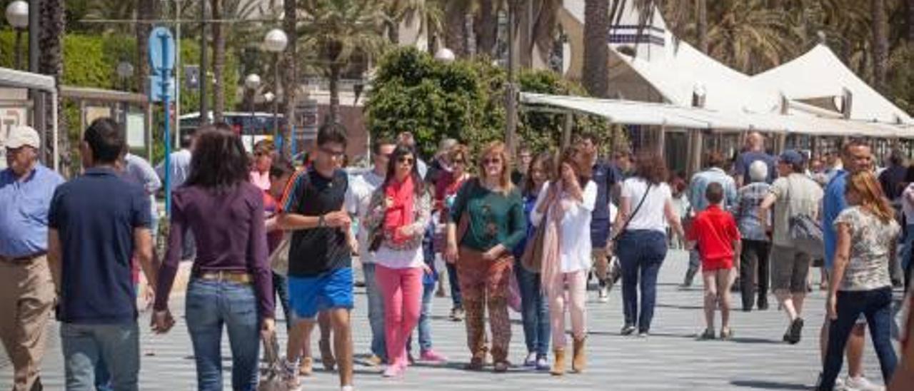 Personas paseando en el litoral de Alicante.