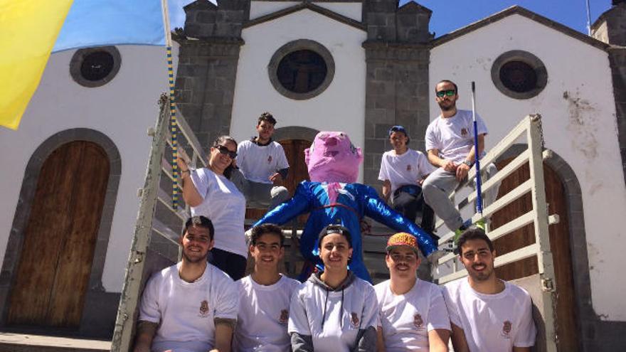 Jóvenes de Valleseco tras pasear al &#039;Judas Luis Bárcenas&#039; por los barrios de Valleseco antes de ser quemado.