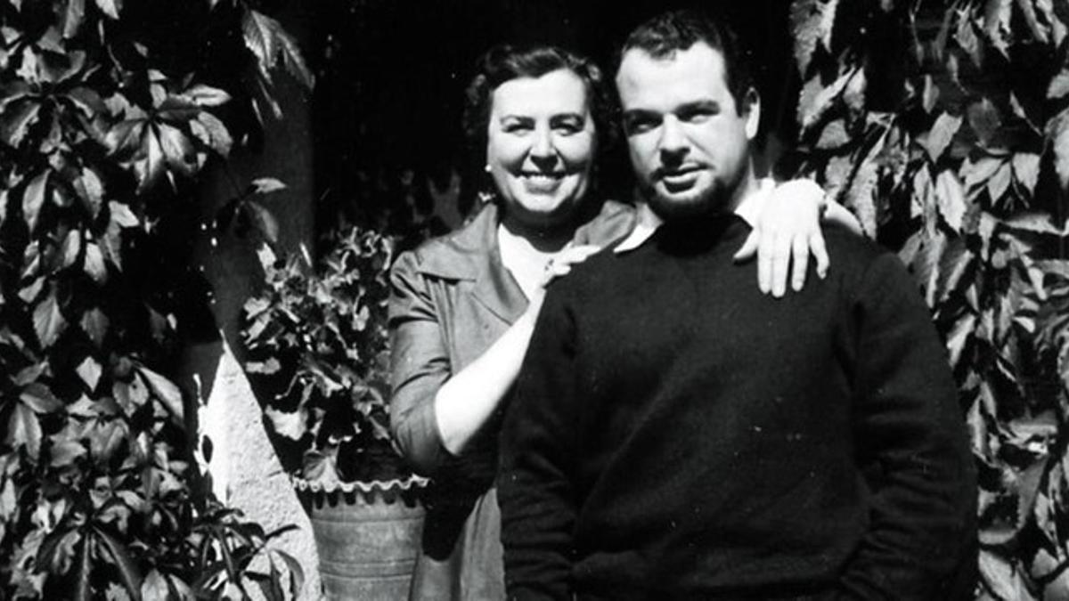 Jaime Gil de Biedma, con su madre en Nava de la Asunción, Segovia, en 1956.