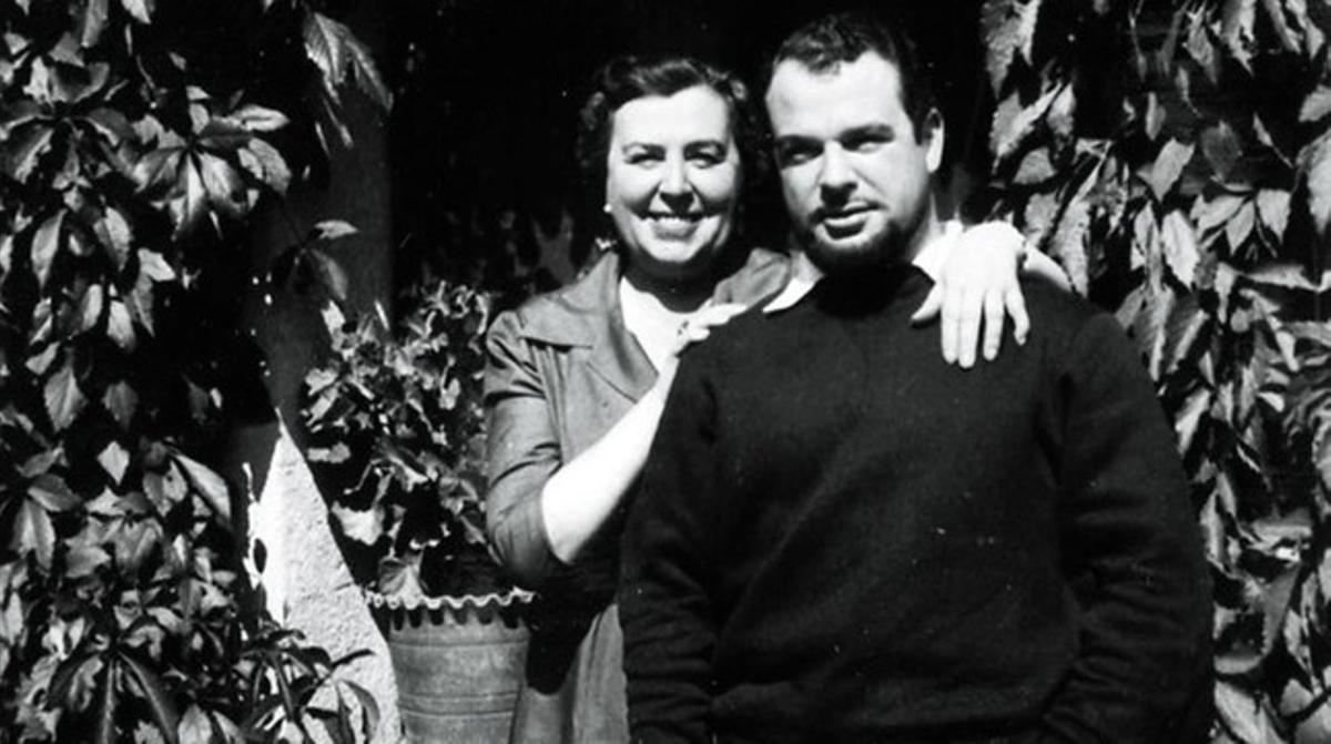 Jaime Gil de Biedma, con su madre en Nava de la Asunción, Segovia, en 1956.