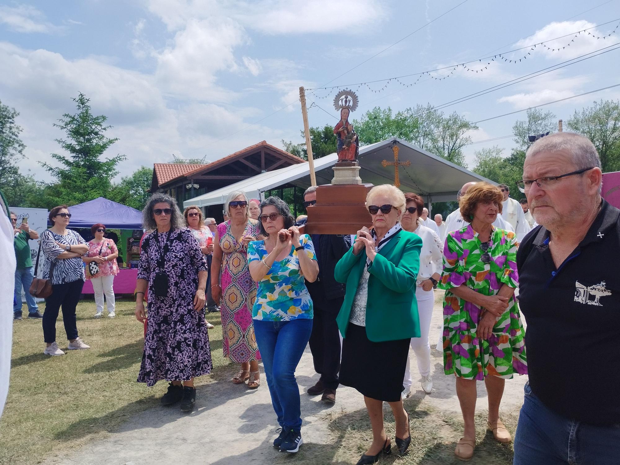 La misa solemne y procesión de la Virgen de la Cabeza en Meres, en imágenes