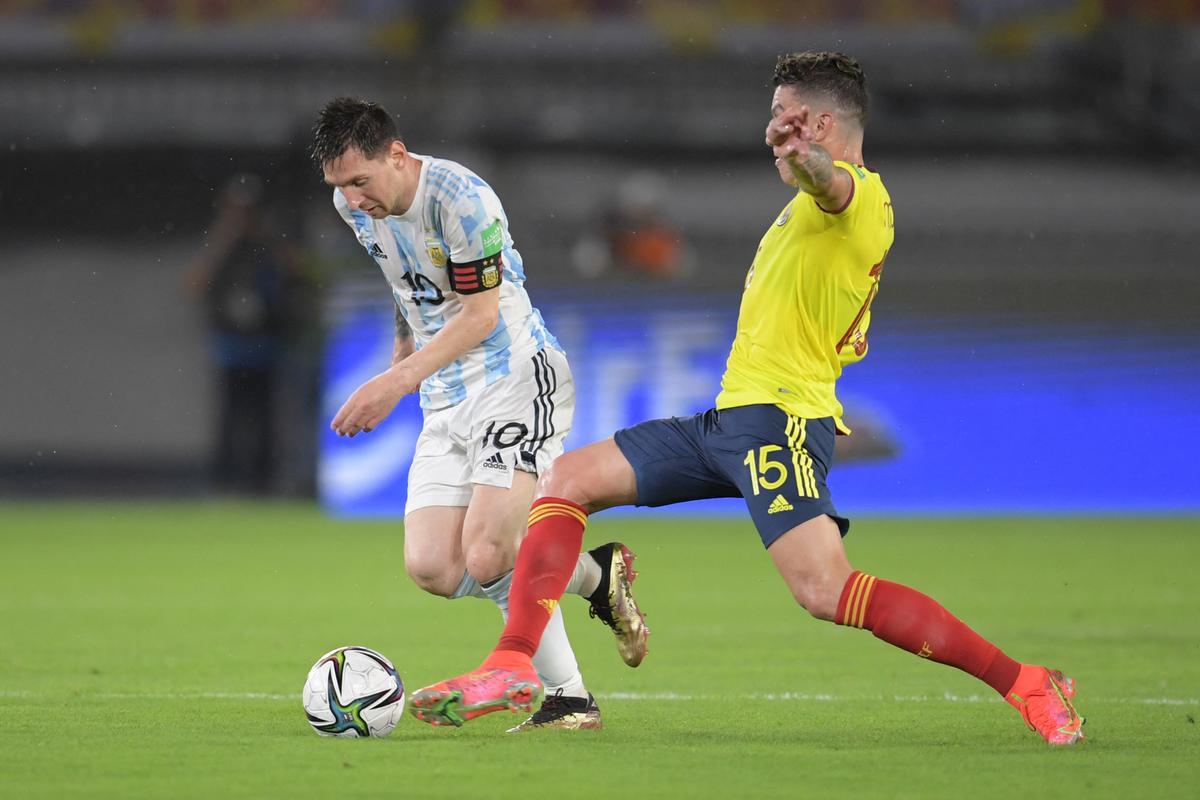 Colombia remonta un 0-2 y empata a Argentina en el 94