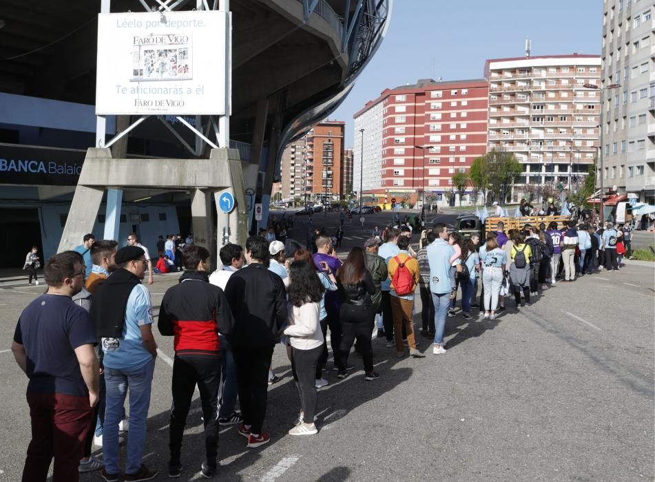 Chocolate y churros para calentar la previa del Celta - Girona. // Alba Villar