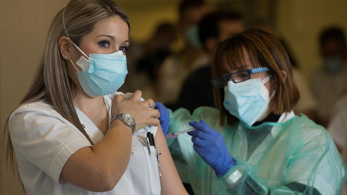 Una sanitaria se vacuna contra el coronavirus.