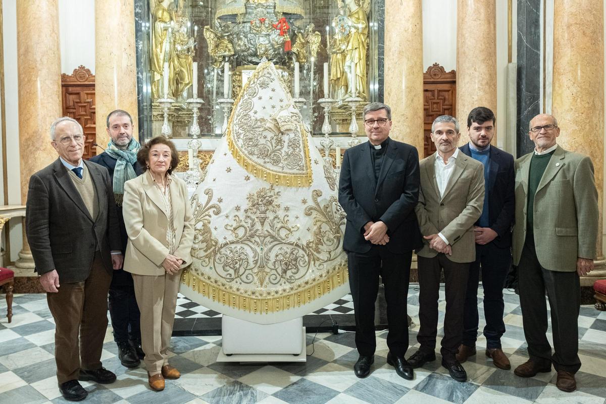 El manto se reincorpora al Museo Mariano