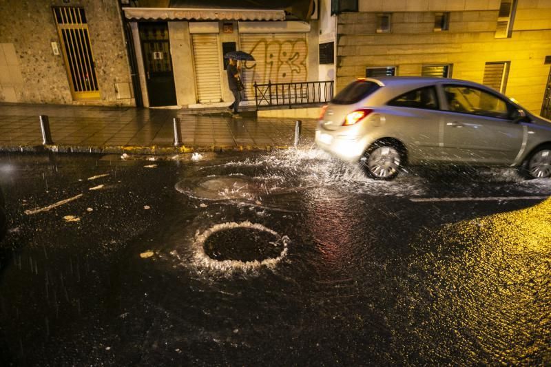 19.10.18. Las Palmas de Gran Canaria. Persistentes lluvias en la capital. Foto Quique Curbelo  | 19/10/2018 | Fotógrafo: Quique Curbelo