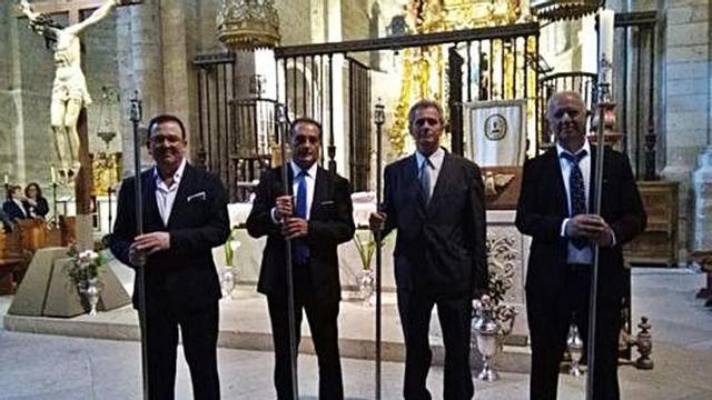 Agricultores portan las insignias de abades de la cofradía.