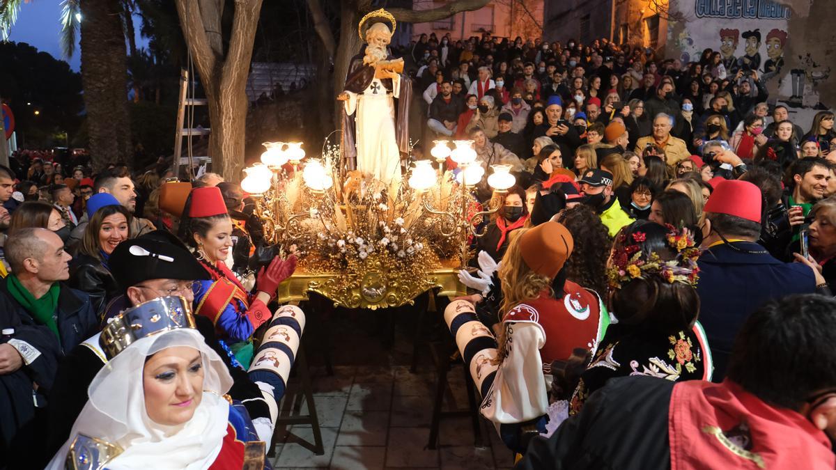 Todas las comparsas iniciaron el desfile ante el patrón de las Fiestas de Moros y Cristianos de Elda.