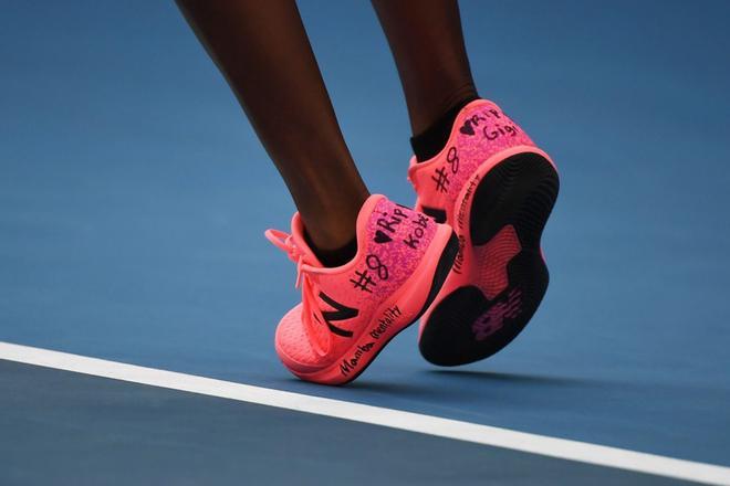 Coco Gauff rinde homenaje a Kobe Bryant con un mensaje manuscrito en sus zapatillas durante su partido de dobles del Open de Australia.
