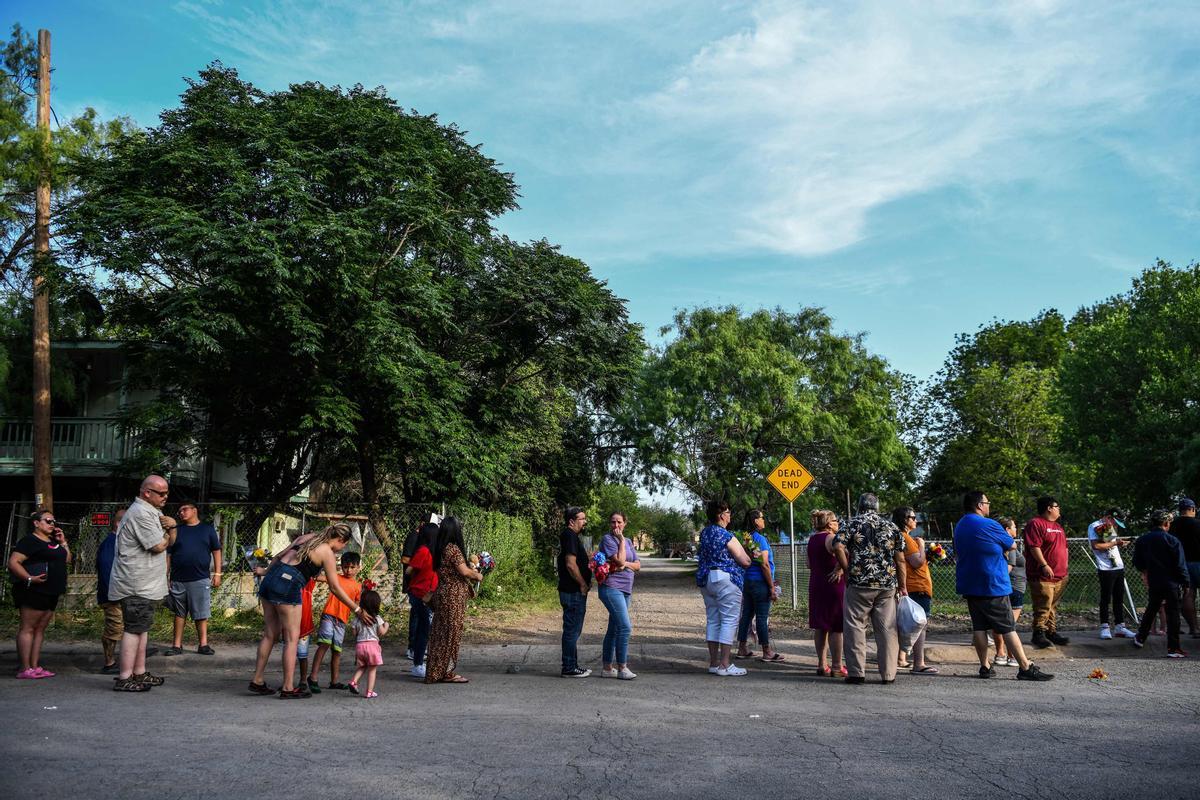 La gente hace fila para visitar un monumento improvisado para las víctimas del tiroteo en la Escuela Primaria Robb en Uvalde, Texas, el 28 de mayo de 2022. (Foto de CHANDAN KHANNA / AFP)