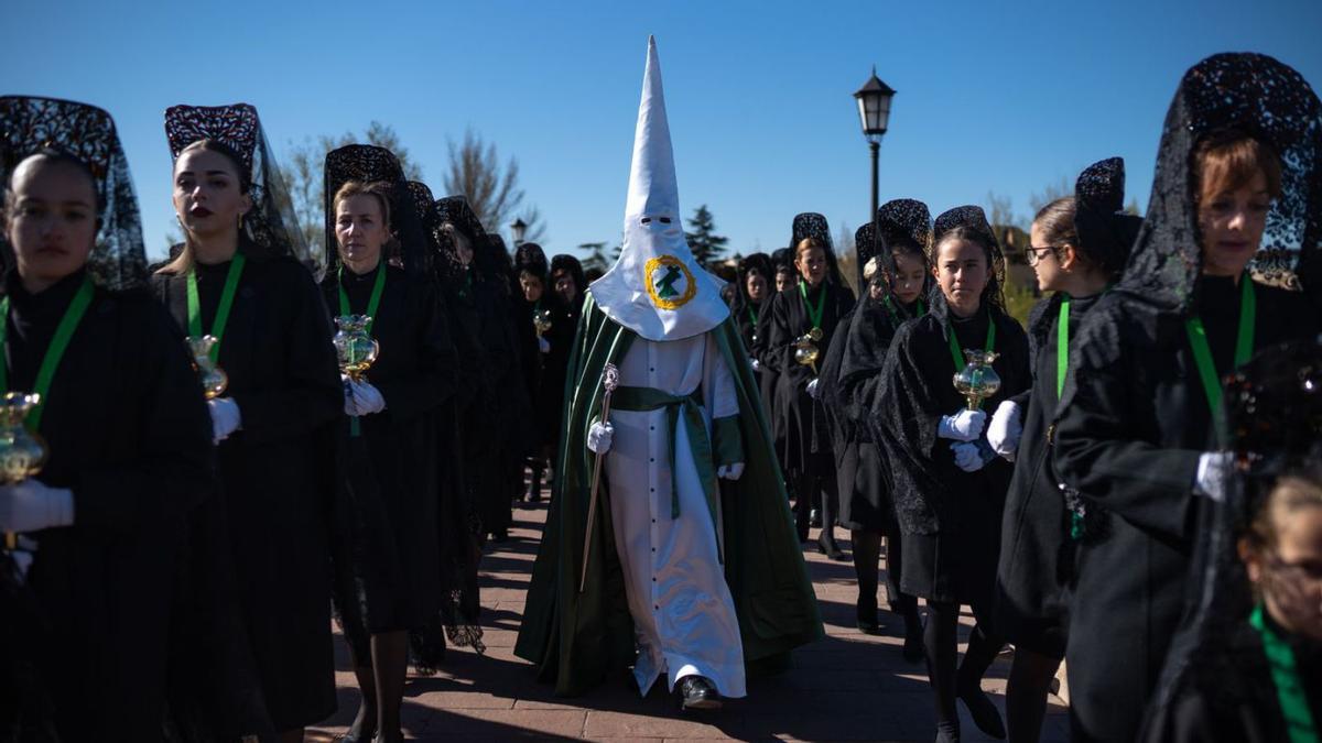 Un cofrade entre mujeres, en la procesión de la Virgen de la Esperanza de 2023, en el Puente de Piedra. | EMILIO FRAILE (ARCHIVO)