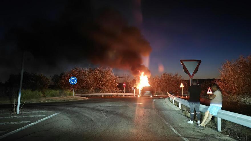 Un vehículo en llamas colapsa el tráfico alternativo de la N-IV en Alcolea