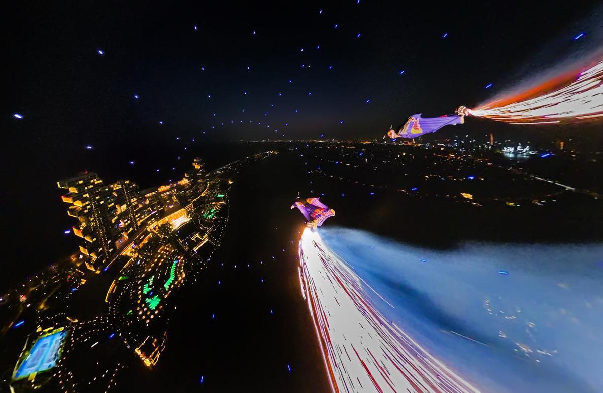 Instante del Ultimate Aerial Obstacle Course en un paso nocturno por un circuito de 'drones'.