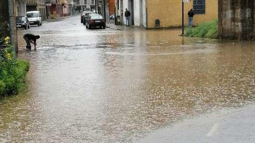 Inundación, ayer, en Castañéu (Arriondas).