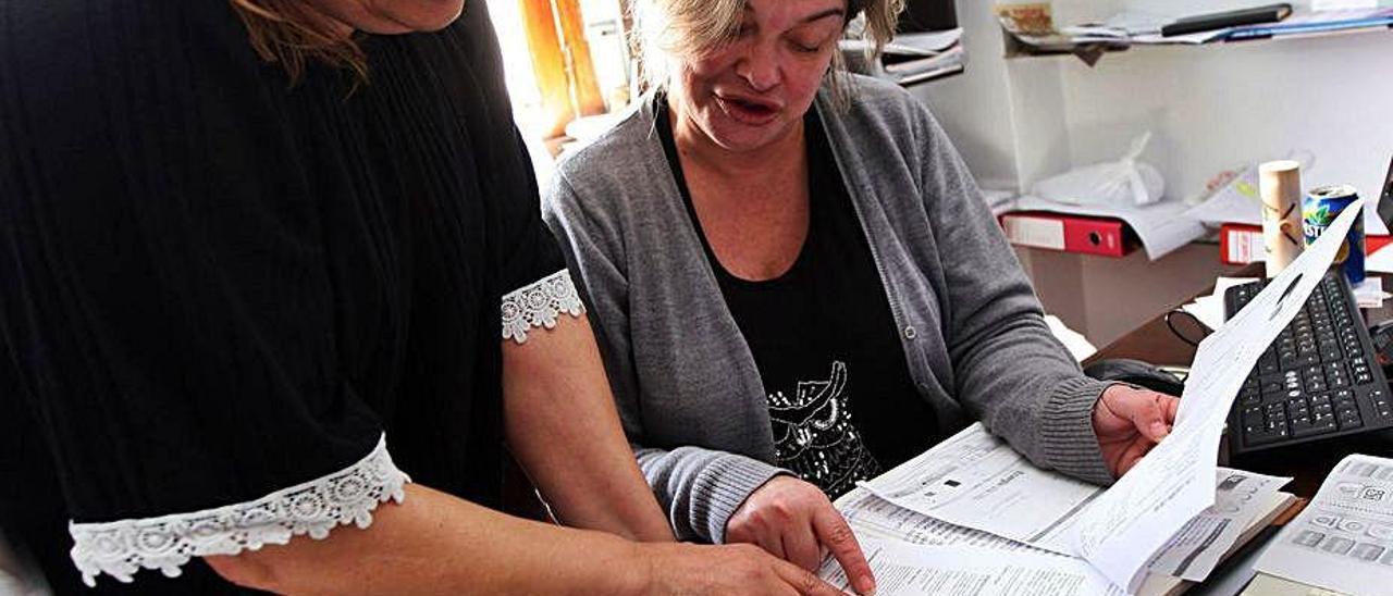 Imagen de Llobet revisando una factura de la luz.