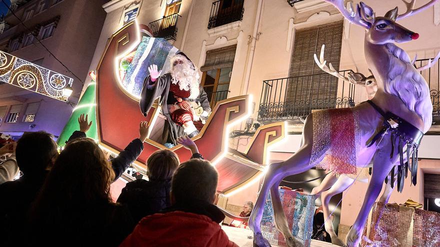 Cabalgata de Papá Noel en el centro de Gandia