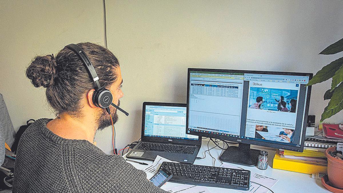Jove fent teletreball.
