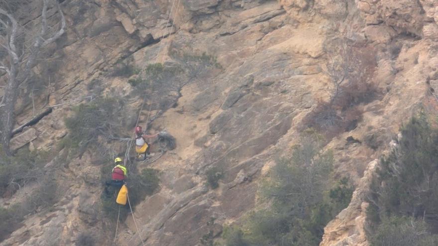 Rescatada en un acantilado de Ibiza una excursionista que huía de un hombre