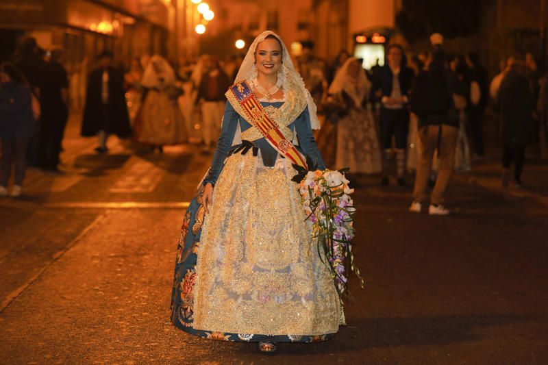 Marina Civera y su corte de honor en la Ofrenda de las Fallas 2019.