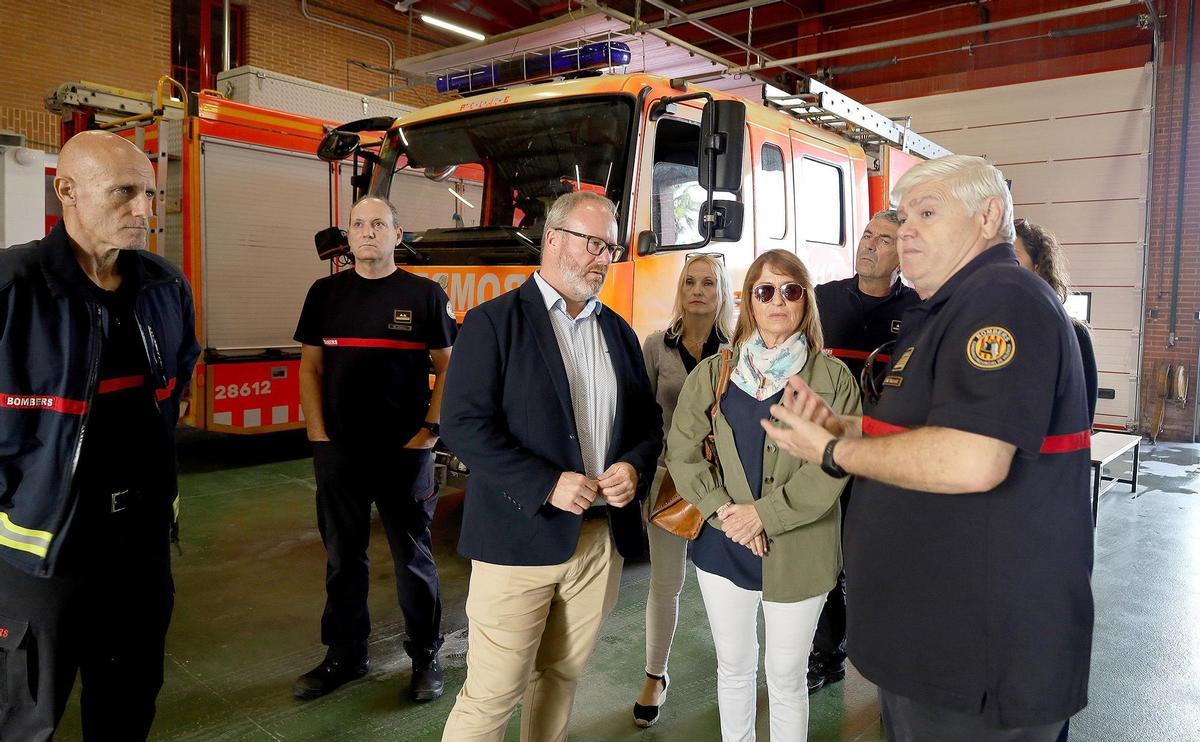 El diputado de bomberos, Avelino Mascarell y la alcaldesa de Chiva en una visita al parque de bomberos.