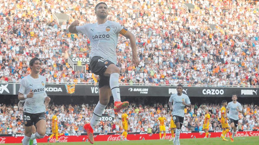 Carlos Soler quiere escuchar al Valencia pero el PSG aprieta