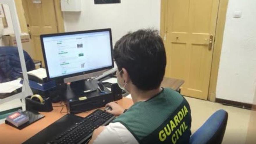 Agents de la Guàrdia Civil revisen alguns dels productes relacionats amb les detencions per cent estafes per internet