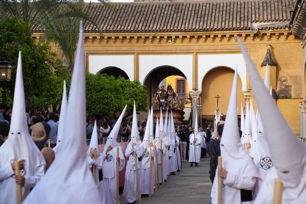 La salida procesional de la Presentación al Pueblo de Jesús de los Afligidos, en imágenes